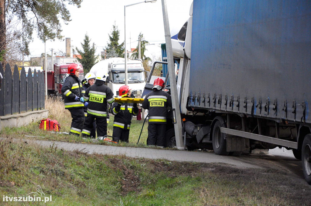Kolizja dwóch ciężarówek w Szubinie