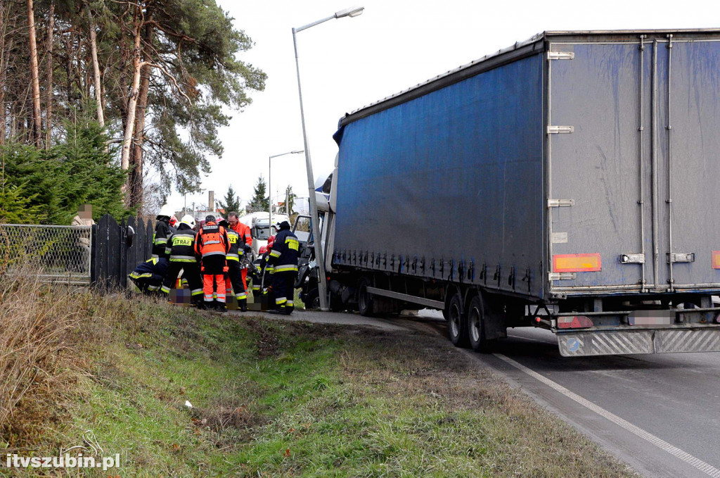 Kolizja dwóch ciężarówek w Szubinie