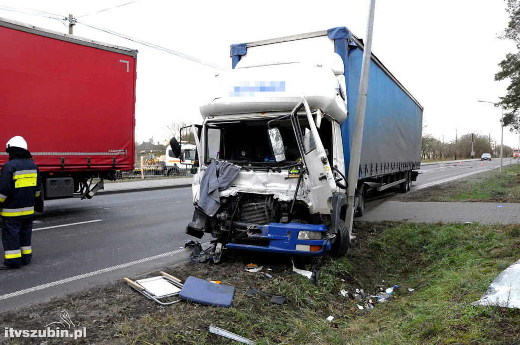 Kolizja dwóch ciężarówek w Szubinie