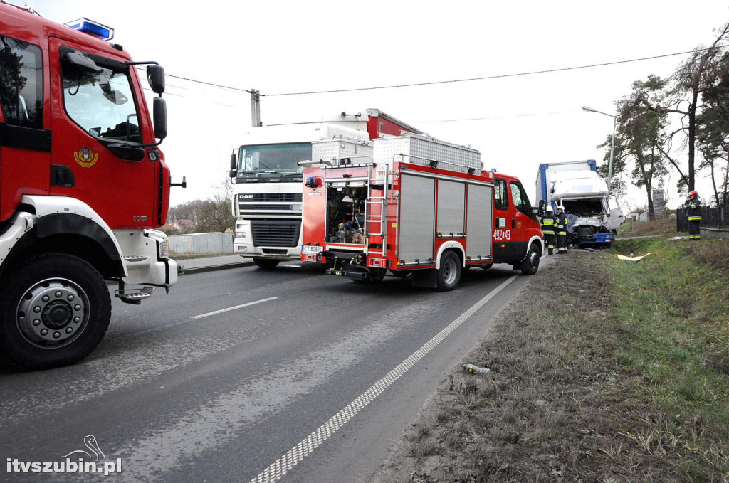 Kolizja dwóch ciężarówek w Szubinie