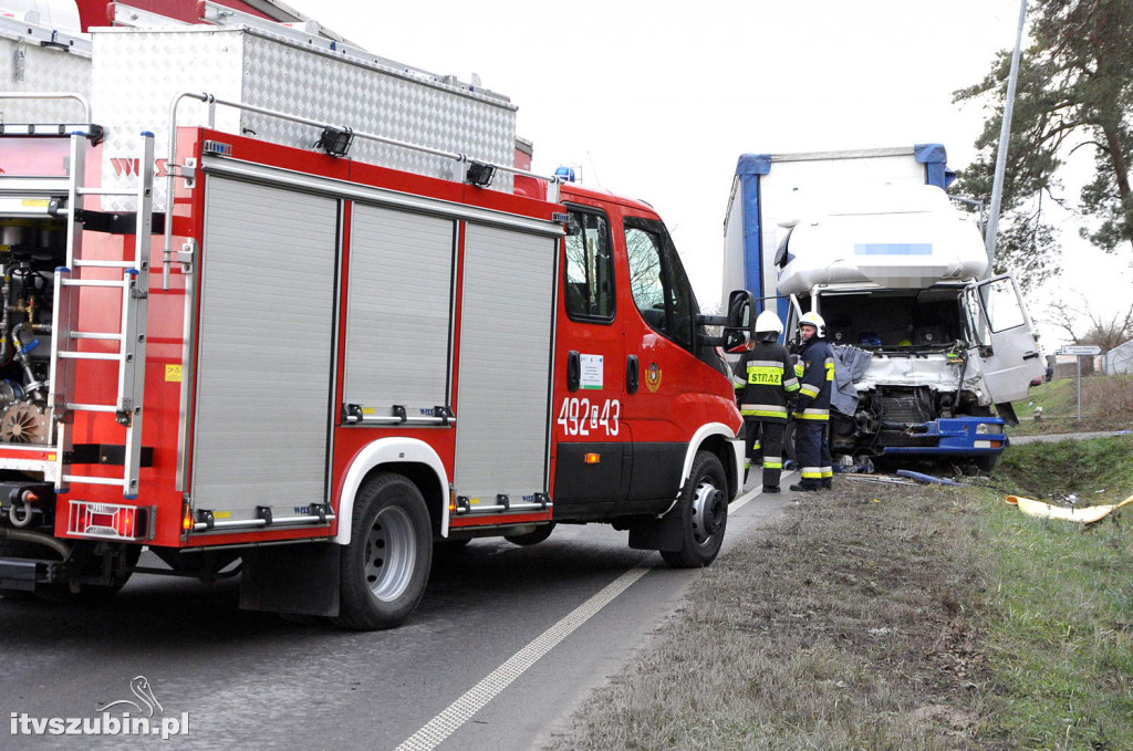 Kolizja dwóch ciężarówek w Szubinie