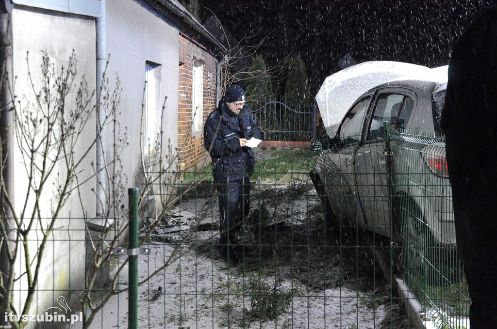 Wjechała autem w dom, jest w szpitalu