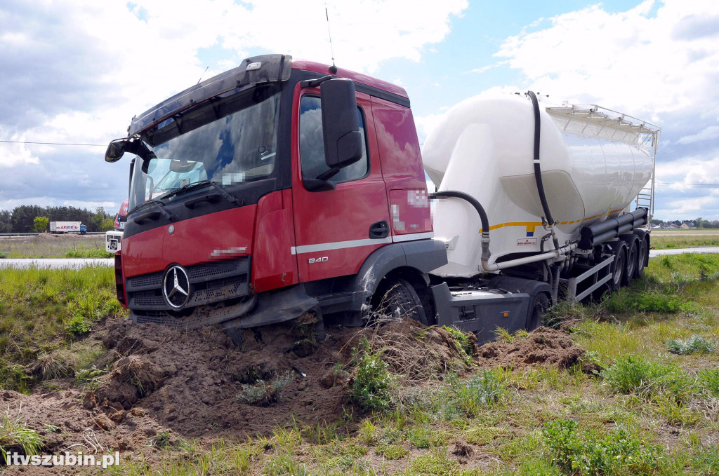 Zderzenie osobówki z cysterną w Smolnikach i pożar w Podlaski