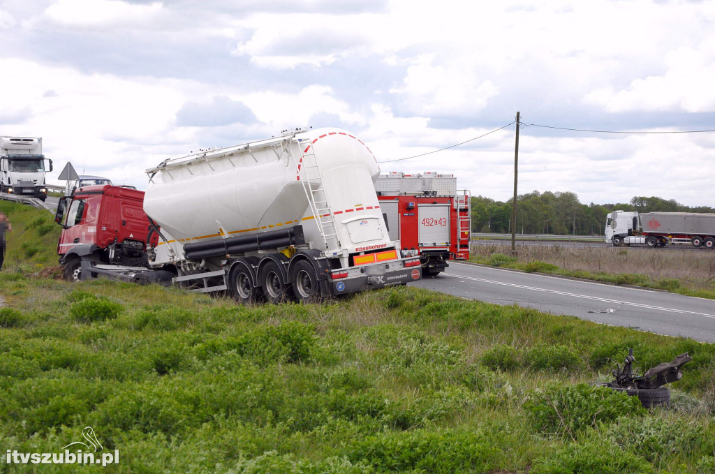 Zderzenie osobówki z cysterną w Smolnikach i pożar w Podlaski