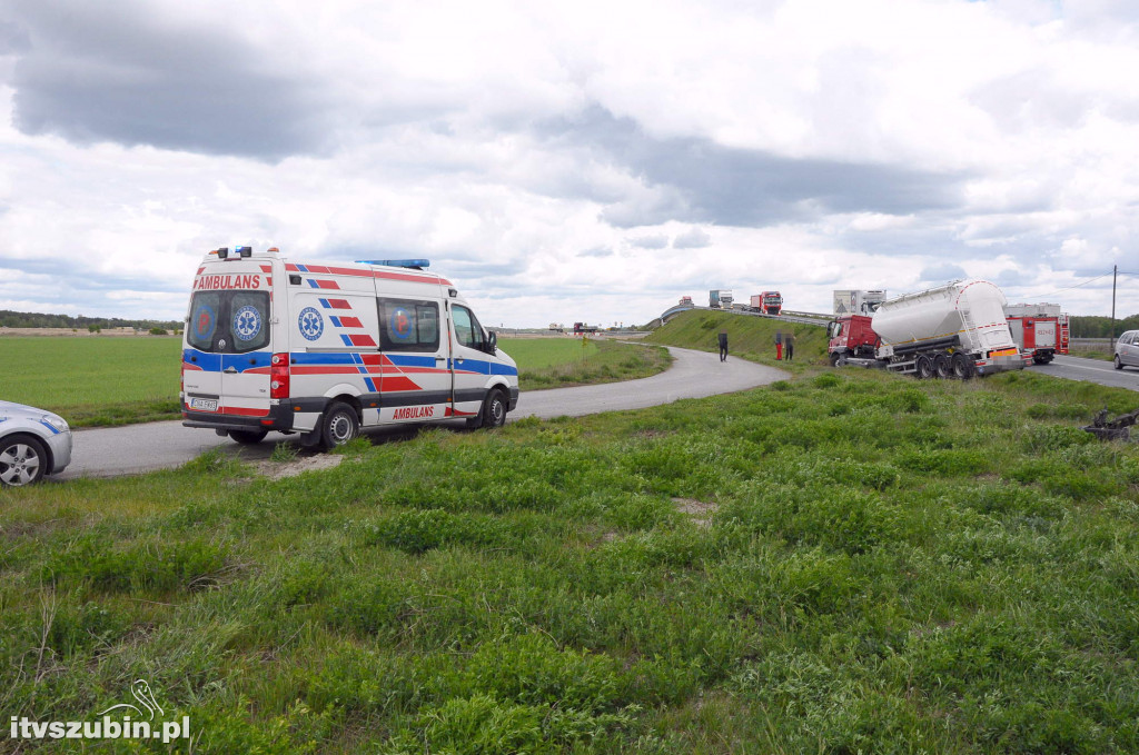 Zderzenie osobówki z cysterną w Smolnikach i pożar w Podlaski