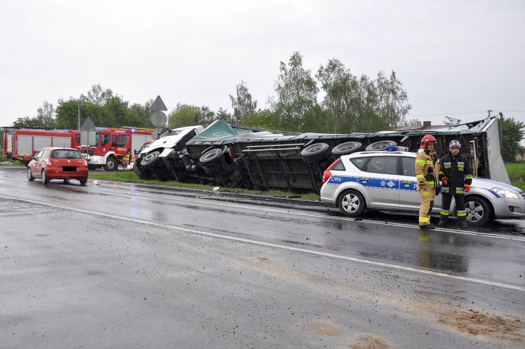 Zderzenie osobówki z MAM-em przewożącym piwa