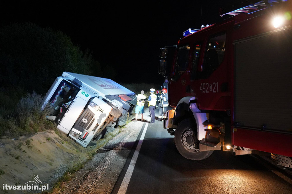 Samochód cieżarowy z wędlinami wylądował w rowie