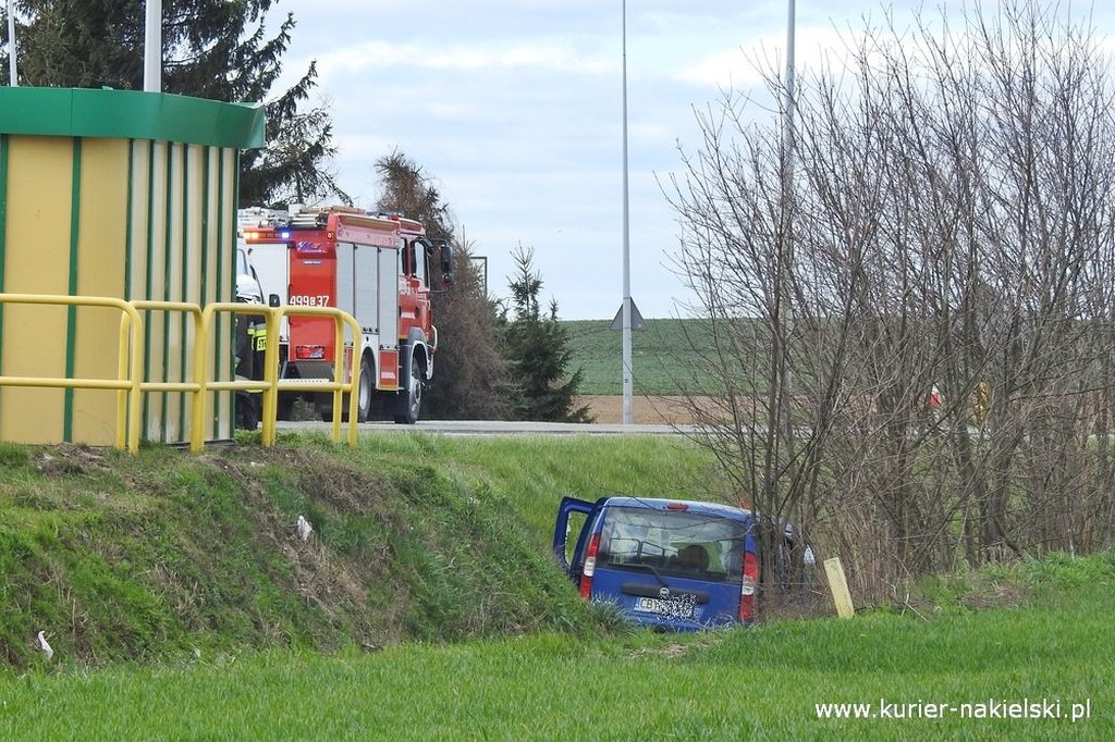 W fiata , który dachował wcześniej uderzył samochód vw