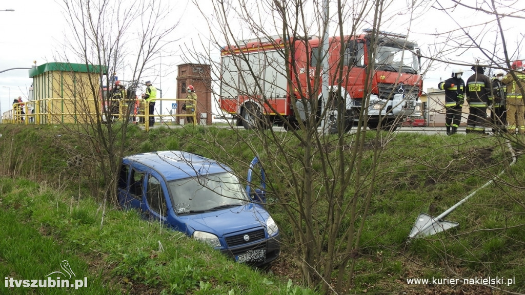W fiata , który dachował wcześniej uderzył samochód vw