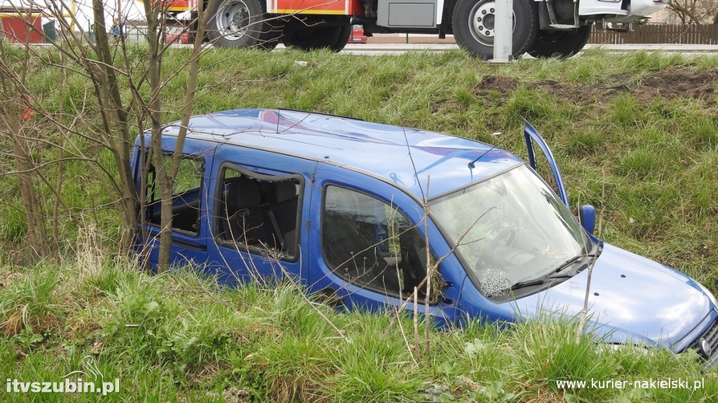 W fiata , który dachował wcześniej uderzył samochód vw