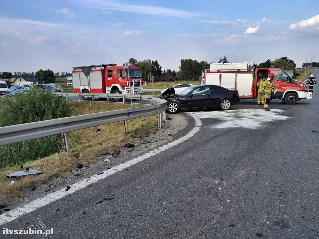 Zderzenie busa z samochodem osobowym