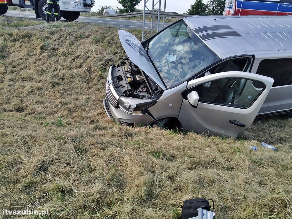 Zderzenie busa z samochodem osobowym
