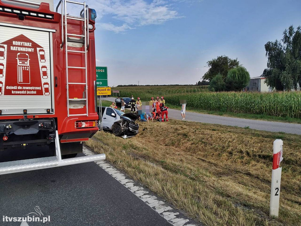 Zderzenie busa z samochodem osobowym