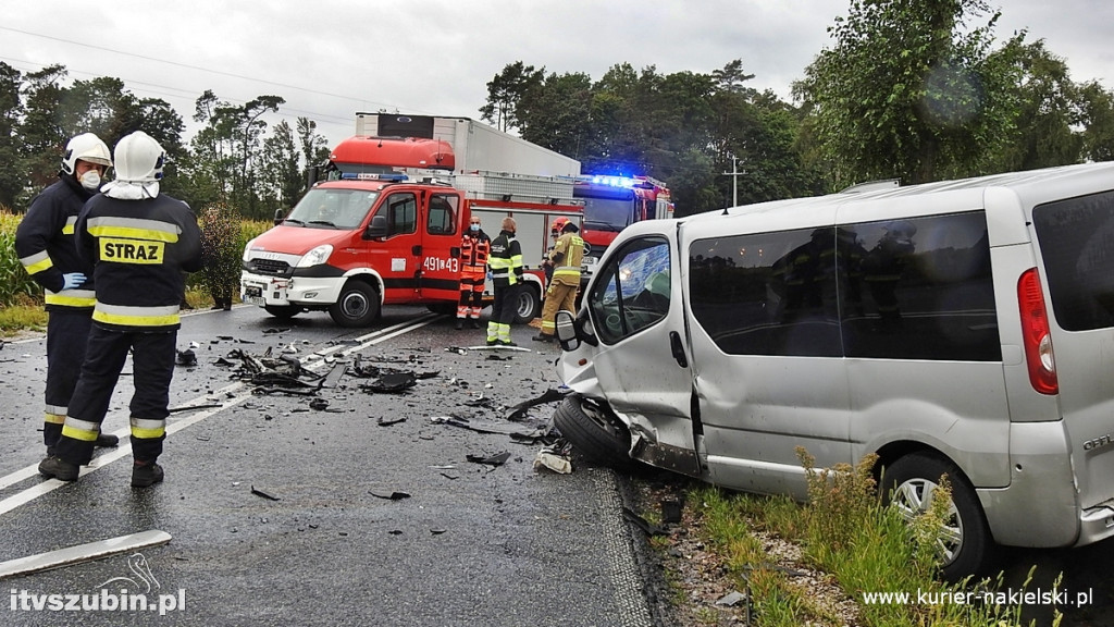 Zderzenie czołowe dwóch samochodów pod Wieszkami