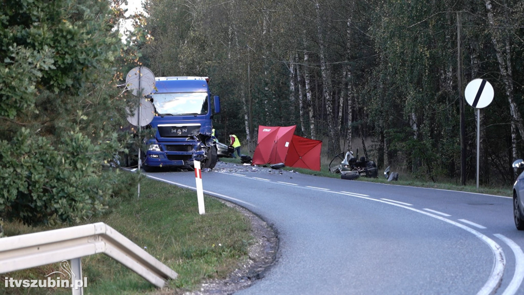 W zderzeniu osobówki z ciężarówką zginął kierowca