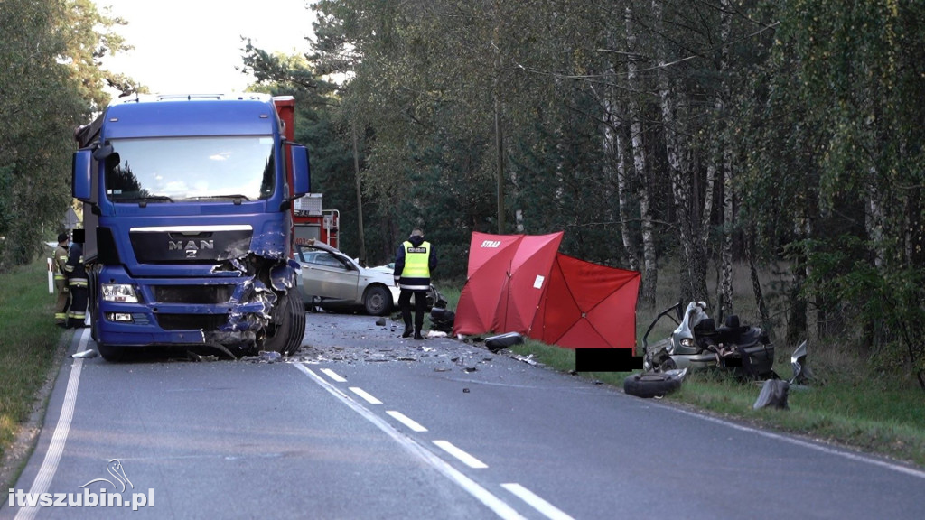 W zderzeniu osobówki z ciężarówką zginął kierowca