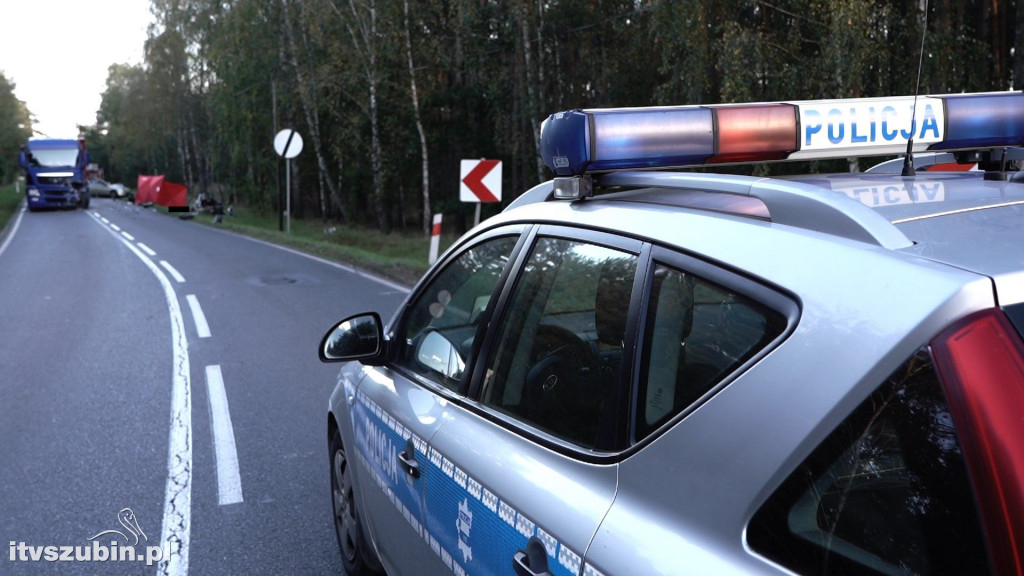 W zderzeniu osobówki z ciężarówką zginął kierowca