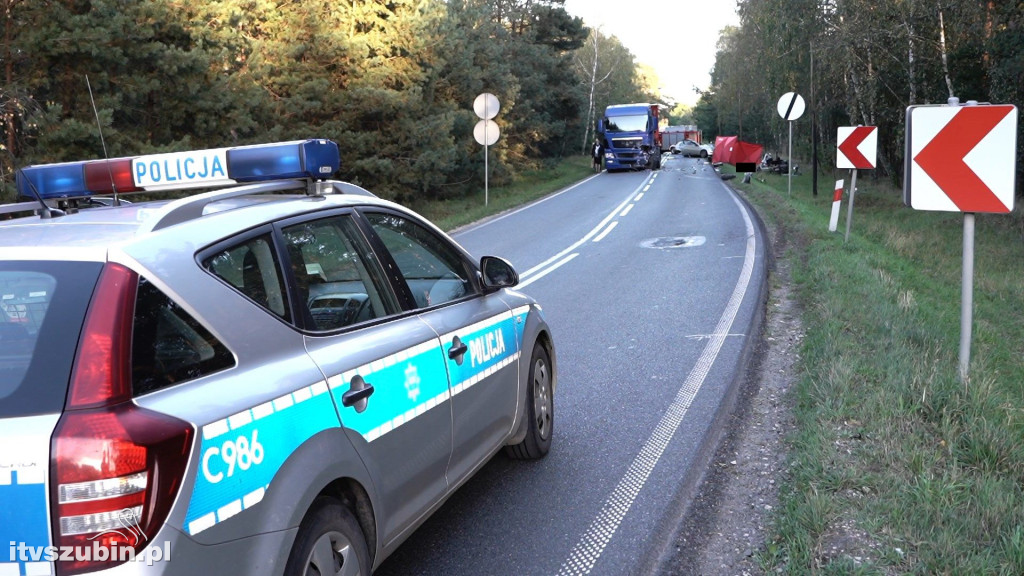 W zderzeniu osobówki z ciężarówką zginął kierowca