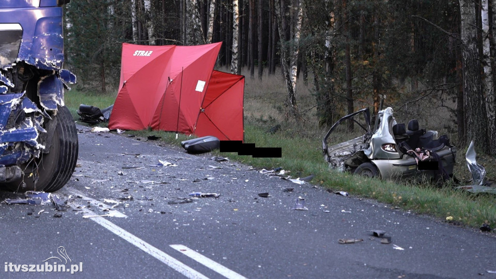 W zderzeniu osobówki z ciężarówką zginął kierowca