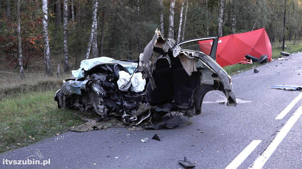 W zderzeniu osobówki z ciężarówką zginął kierowca