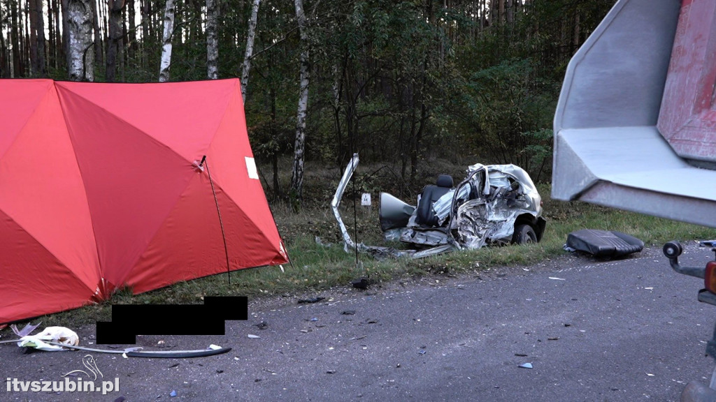 W zderzeniu osobówki z ciężarówką zginął kierowca