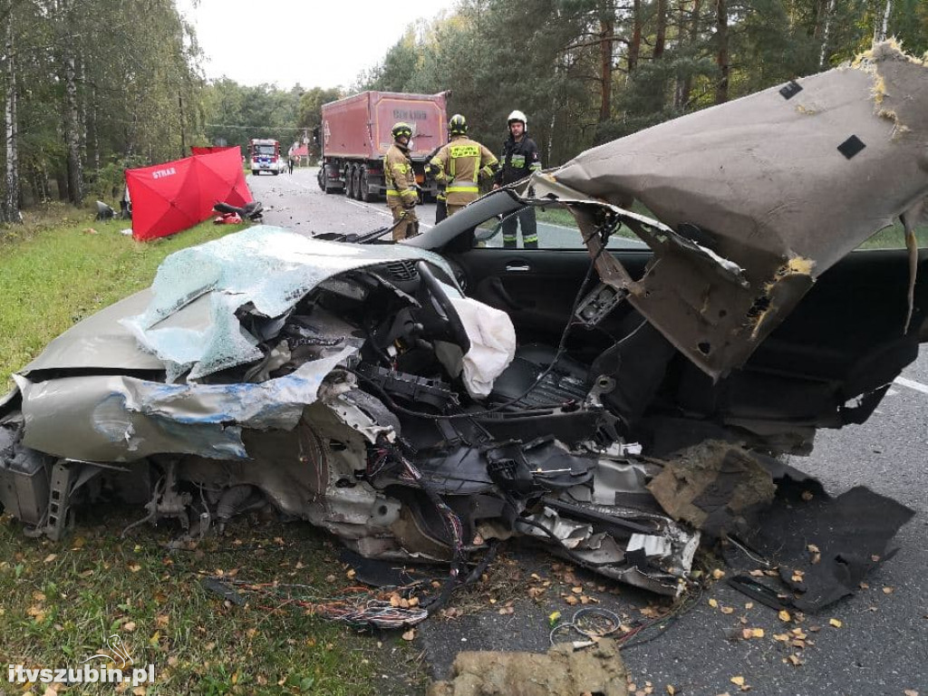 W zderzeniu osobówki z ciężarówką zginął kierowca