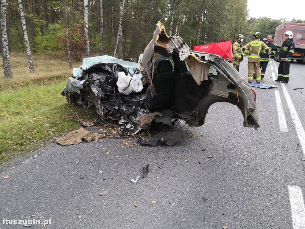 W zderzeniu osobówki z ciężarówką zginął kierowca