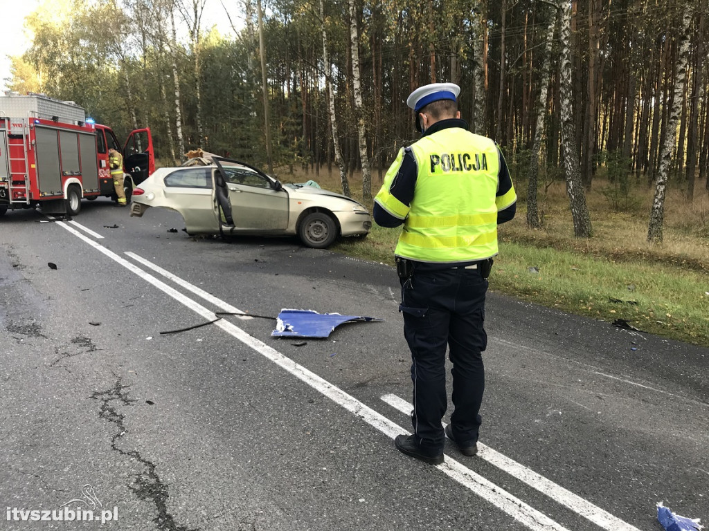 W zderzeniu osobówki z ciężarówką zginął kierowca
