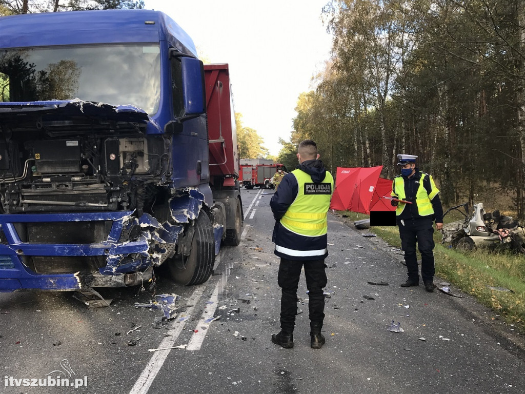 W zderzeniu osobówki z ciężarówką zginął kierowca