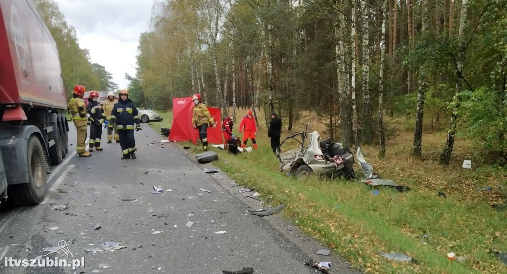 W zderzeniu osobówki z ciężarówką zginął kierowca