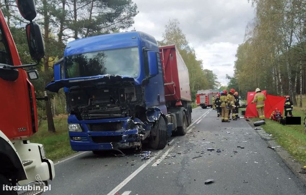 W zderzeniu osobówki z ciężarówką zginął kierowca