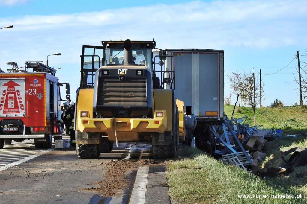 Zderzenie samochodu ciężarowego z ładowarką na DK 10