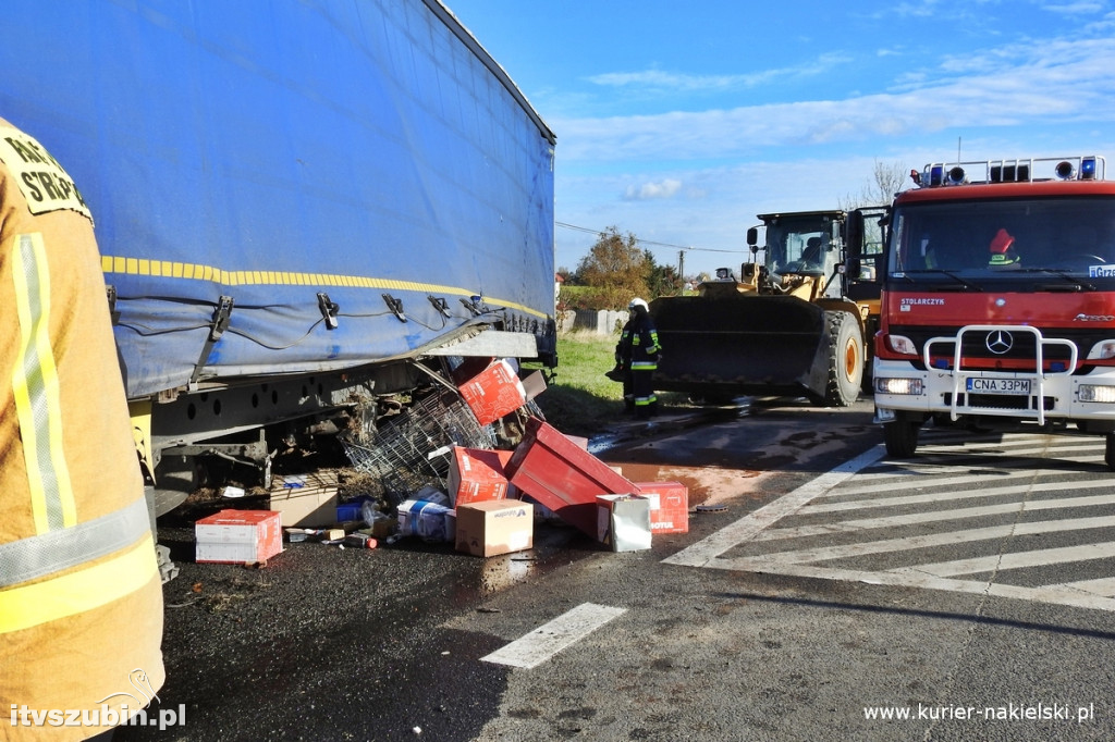 Zderzenie samochodu ciężarowego z ładowarką na DK 10
