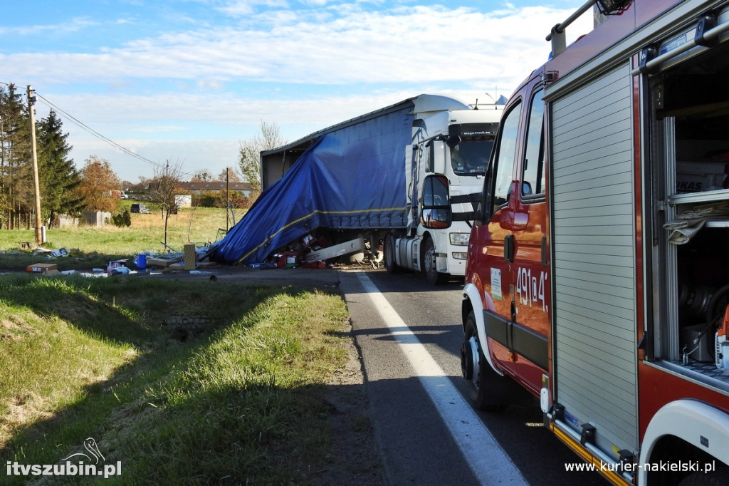Zderzenie samochodu ciężarowego z ładowarką na DK 10
