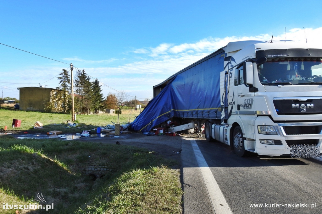 Zderzenie samochodu ciężarowego z ładowarką na DK 10