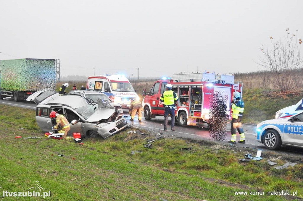Groźny wypadek pod Wieszkami. Cztery osoby w szpitalu