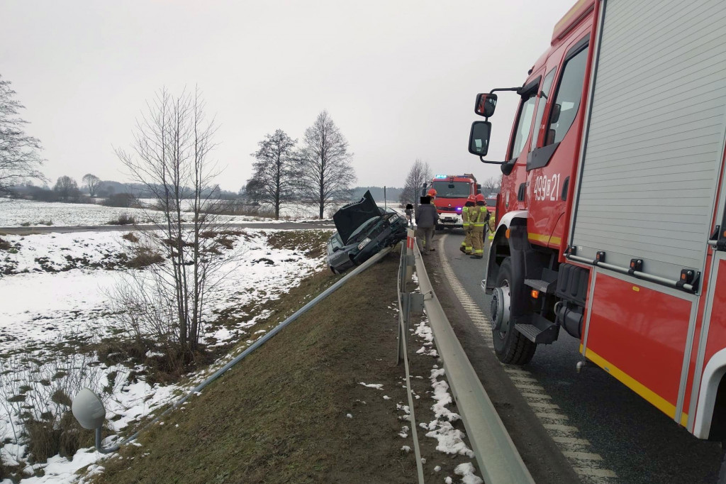 Kierujący audi staranował barierki i latarnię uliczną