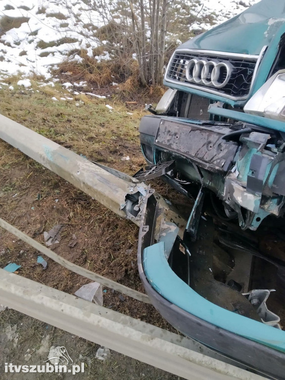 Kierujący audi staranował barierki i latarnię uliczną