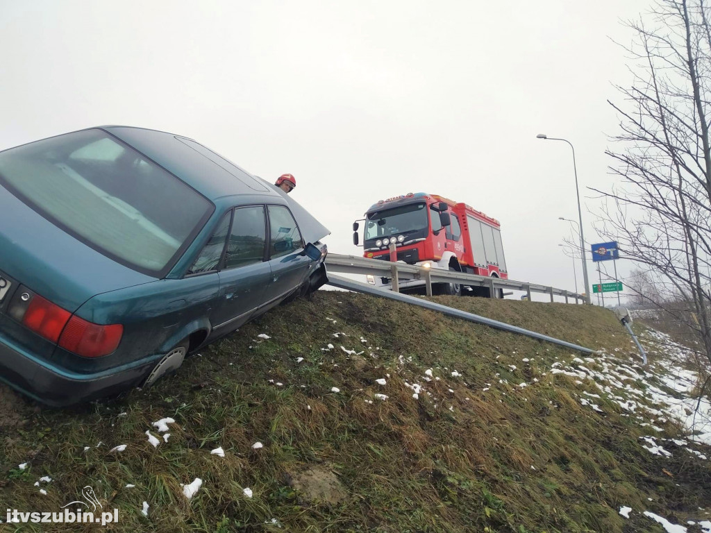 Kierujący audi staranował barierki i latarnię uliczną