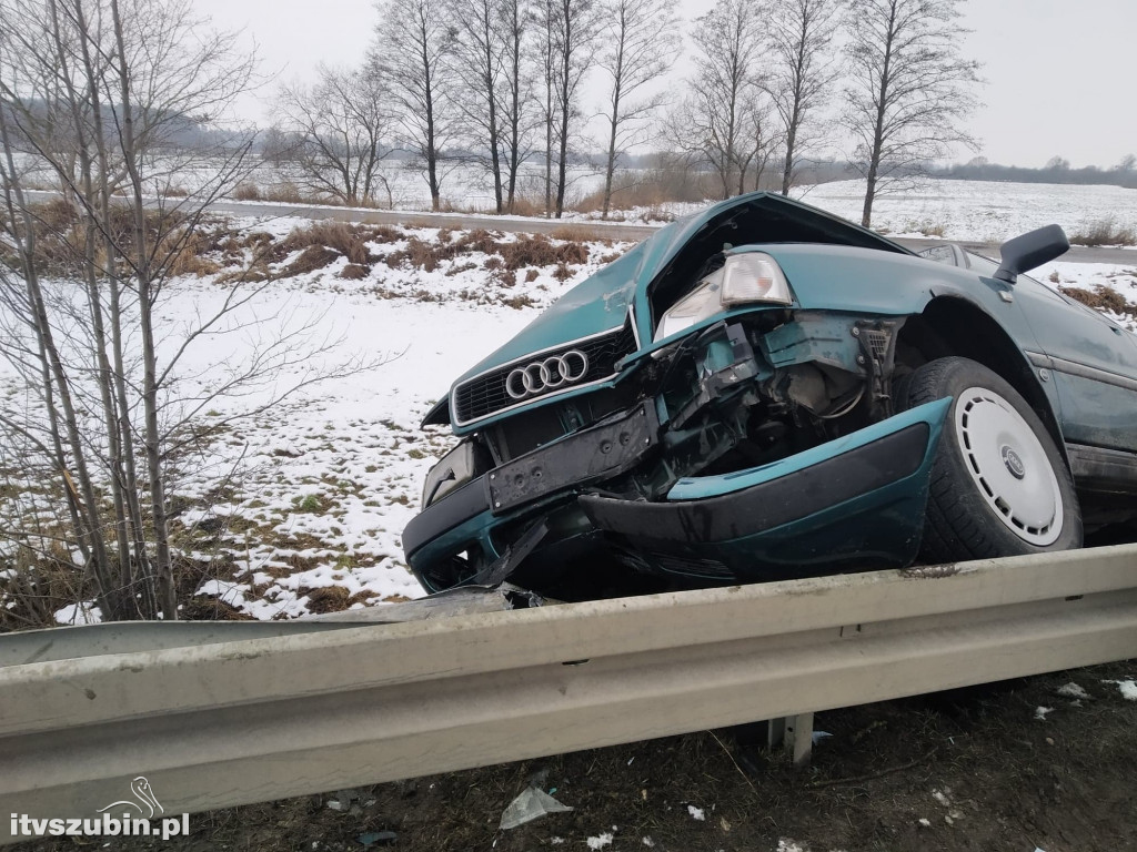 Kierujący audi staranował barierki i latarnię uliczną