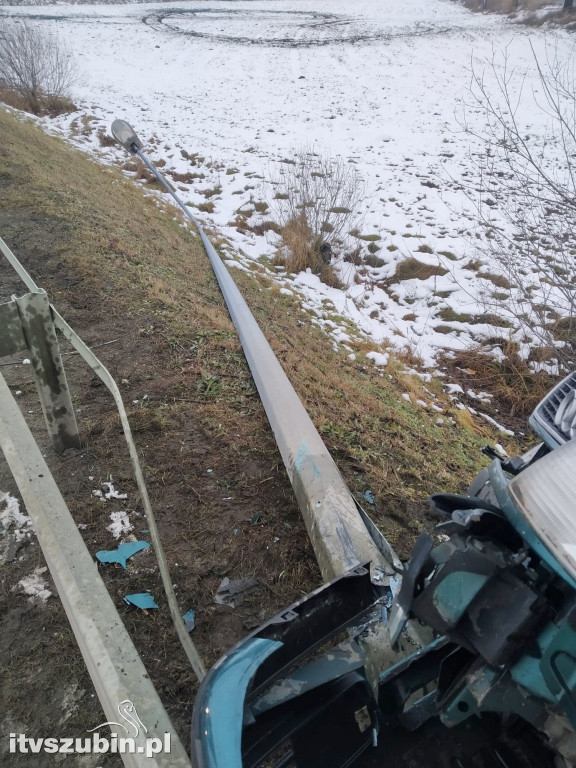 Kierujący audi staranował barierki i latarnię uliczną