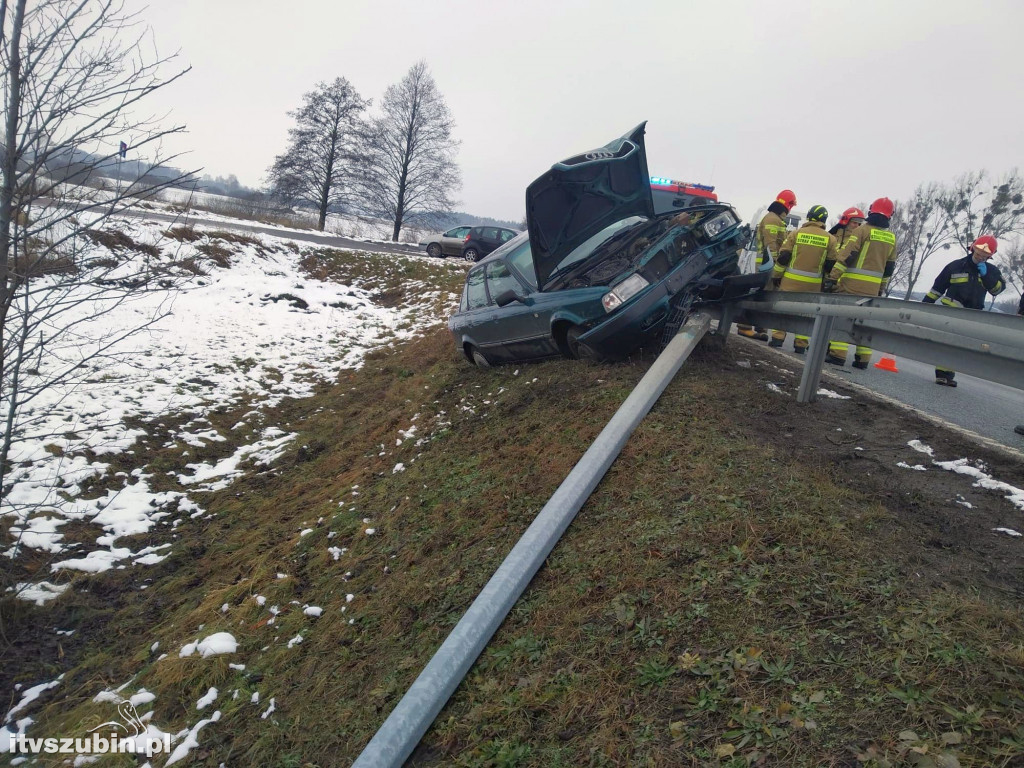 Kierujący audi staranował barierki i latarnię uliczną