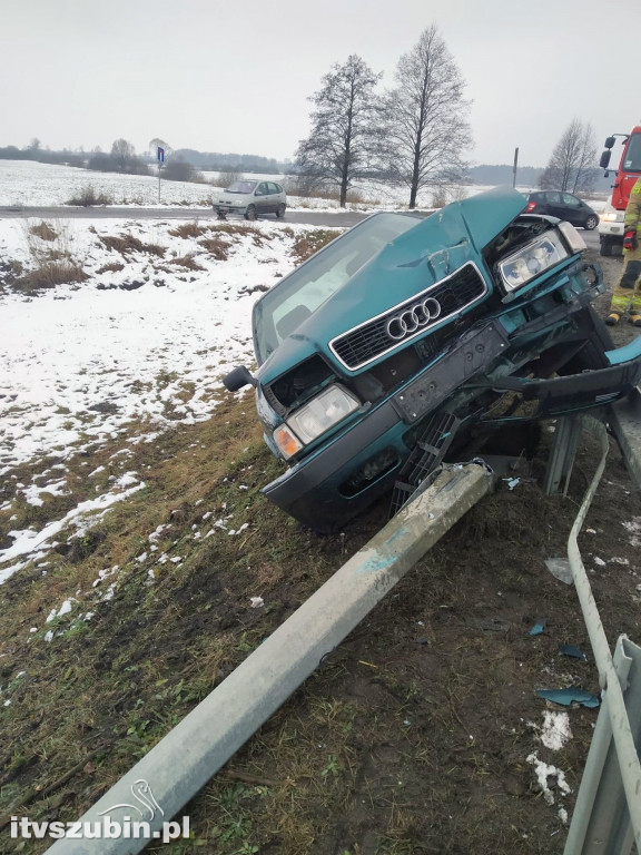 Kierujący audi staranował barierki i latarnię uliczną