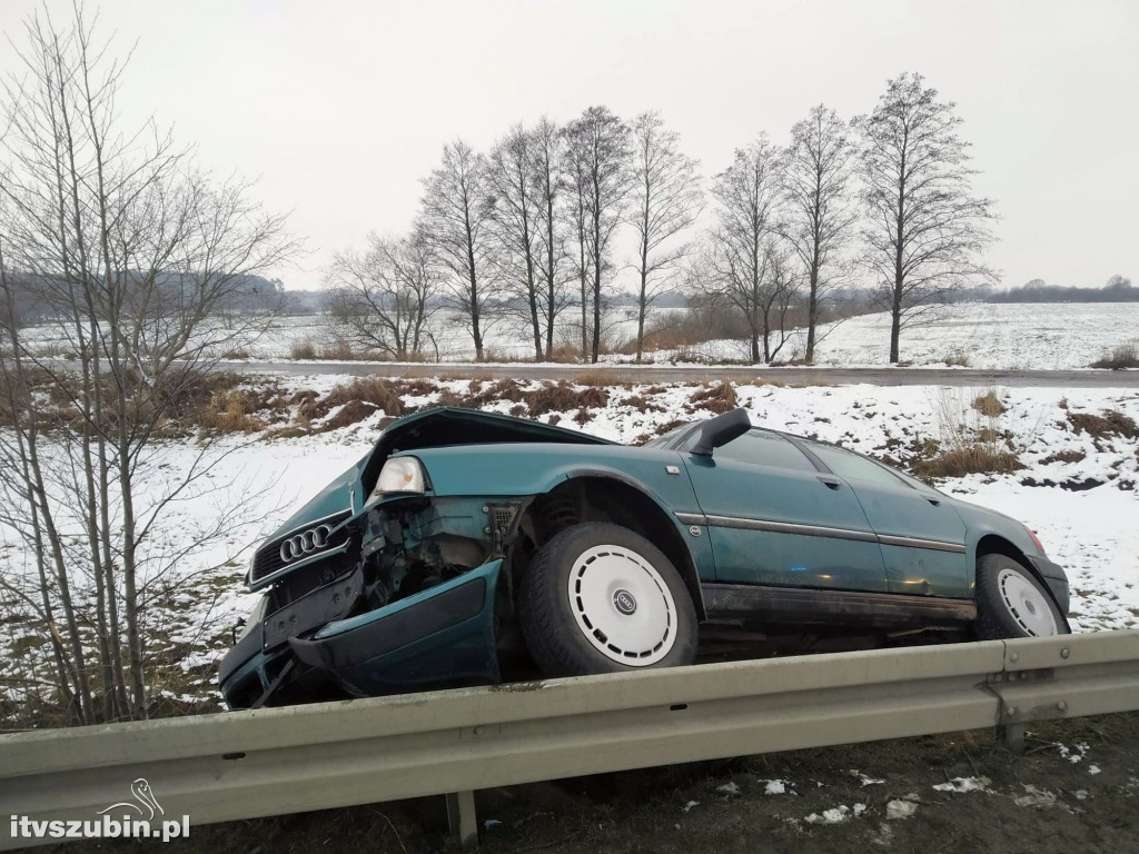 Kierujący audi staranował barierki i latarnię uliczną