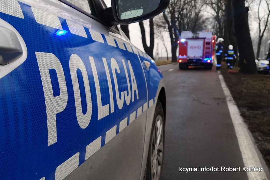 Uderzyła w drzewo na ul. Poznańskiej w Kcyni