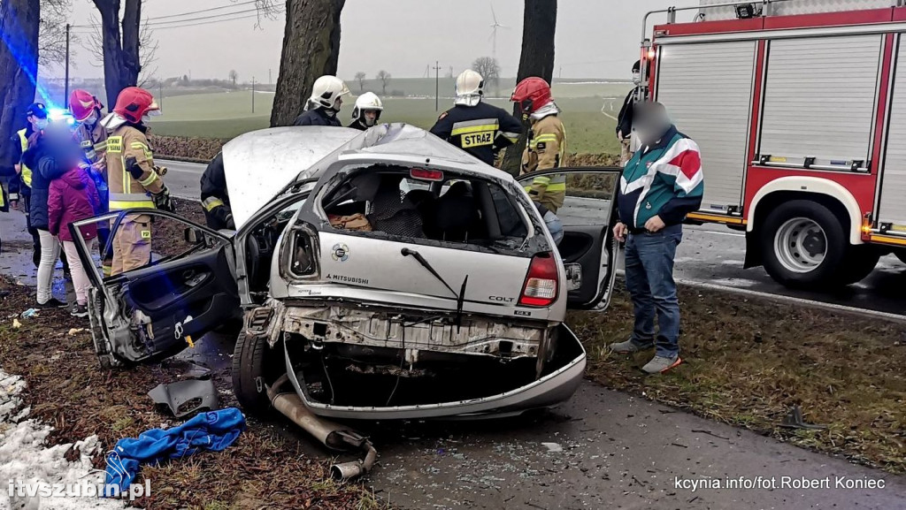 Uderzyła w drzewo na ul. Poznańskiej w Kcyni