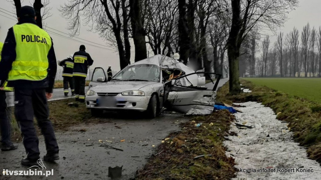 Uderzyła w drzewo na ul. Poznańskiej w Kcyni
