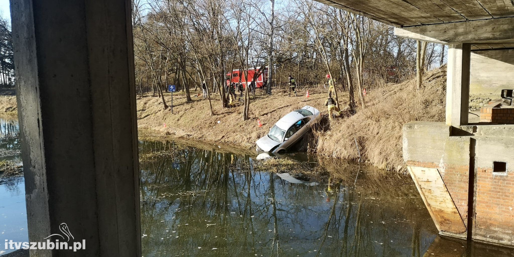  Samochodem osobowym wjechał do Noteci w Ludwikowie