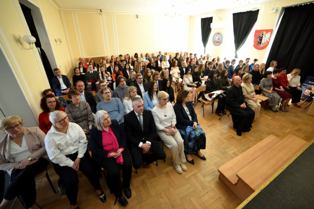 Pożegnanie absolwentów w szubińskim ogólniaku