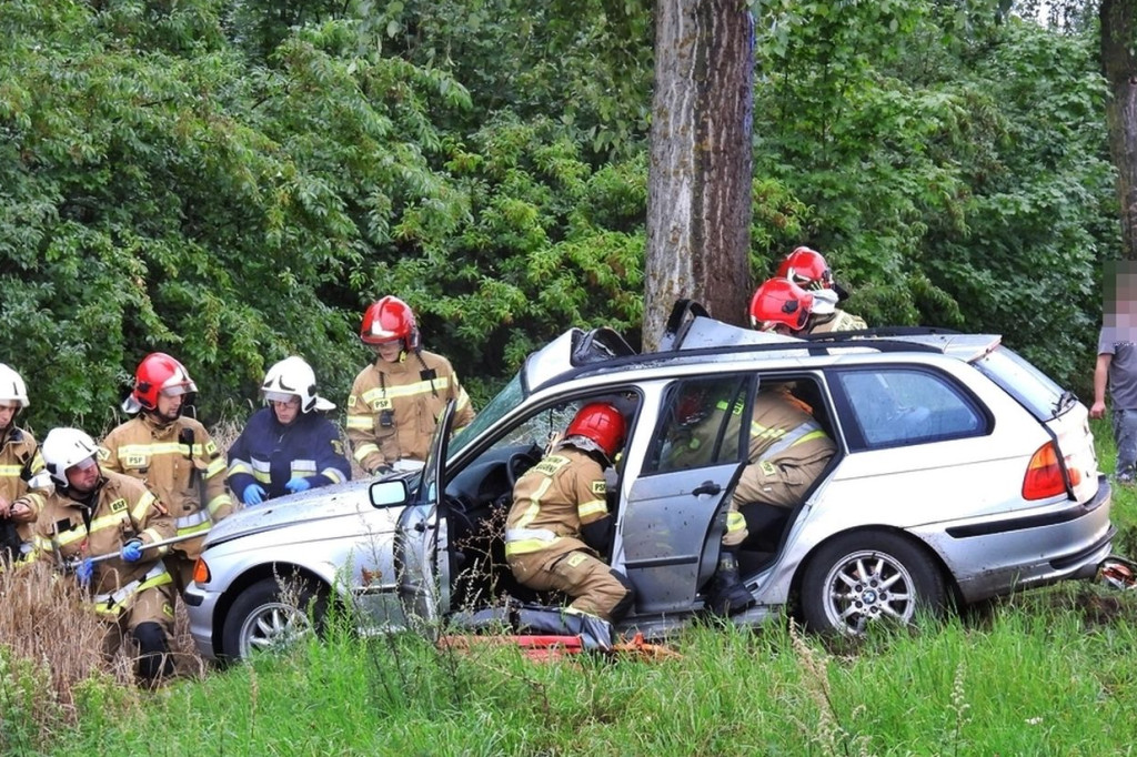 BMW uderzyło w drzewo na DW 246